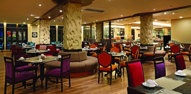 picture-the-square-restaurant-3