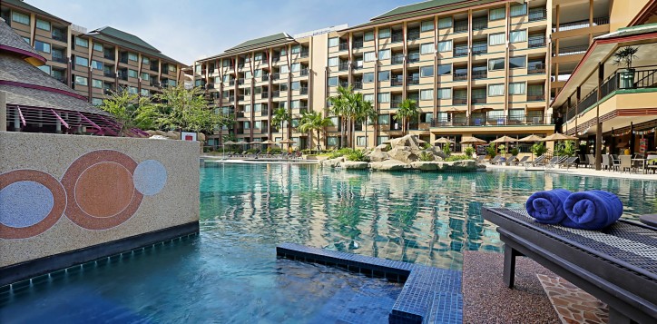 room-deluxe-pool-access-2-resize-2