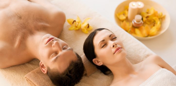 picture-couple-spa-salon-lying-massage-desks-2