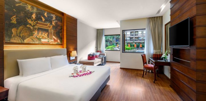 deluxe-pool-access-king-bed-6