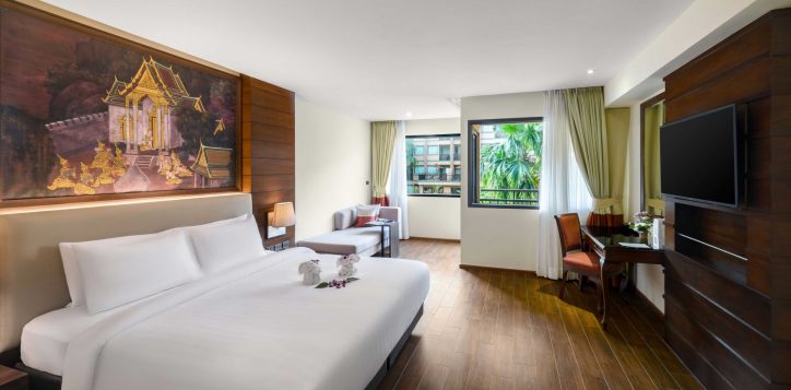 deluxe-pool-view-king-bed-2