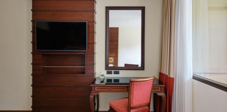 deluxe-king-bed_5-2
