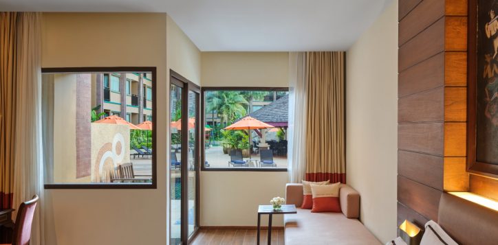 pool-access-king-bed-3-3