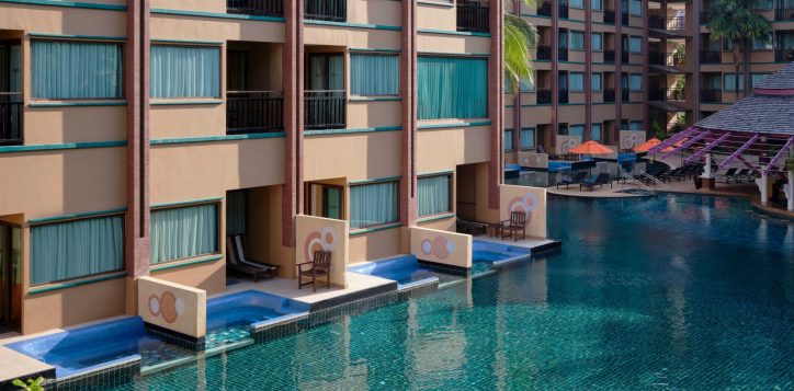 pool-access-king-bed-5-2-2