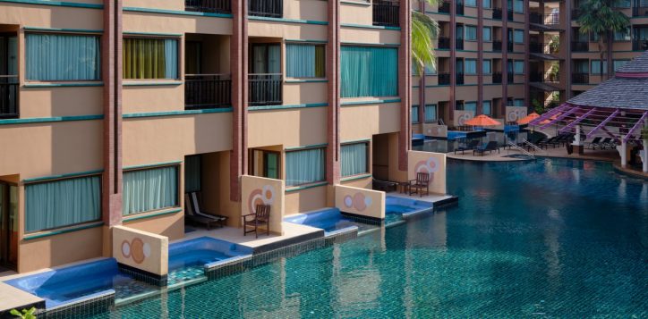 pool-access-king-bed-5-3-2