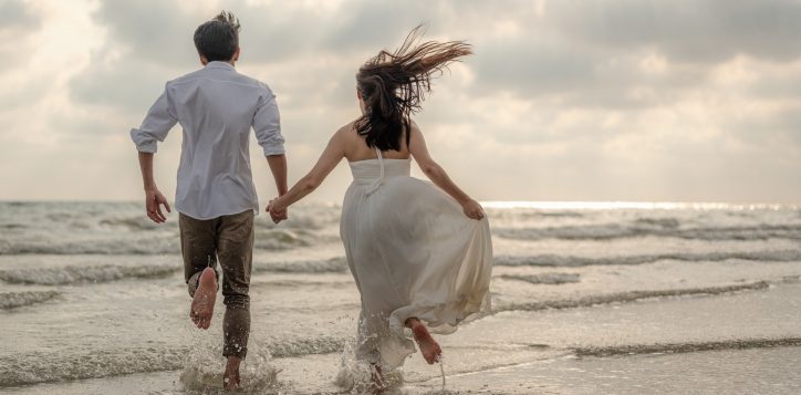 beach-vacation-romantic-walk-couple-relaxing-ocean-summer-travel-destinationyoung-couples-2