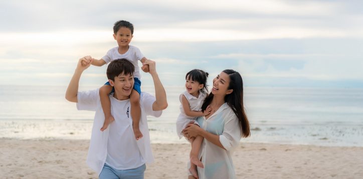 happy-asian-family-holiday-beach-1-2